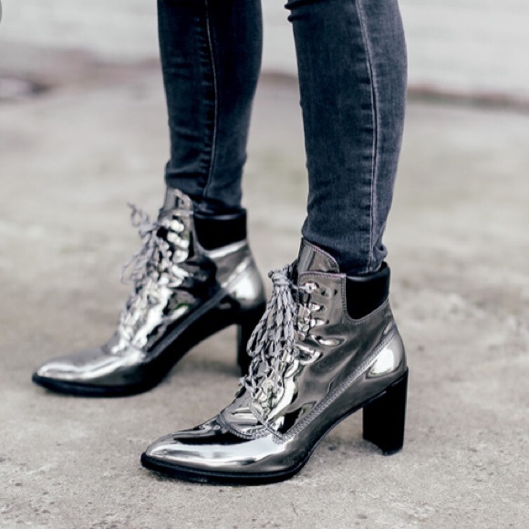 Gigi Hadid - Stuart Weitzman Silver Ankle Boots - Picture 3 of 7